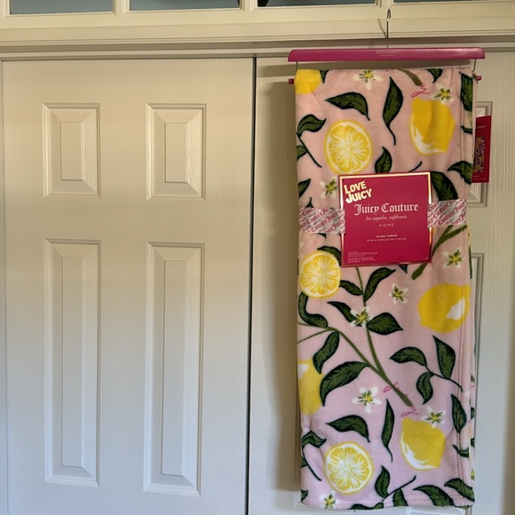 Juicy Couture Plush Throw Blanket with Lemons - NWT - Picture 5 of 7